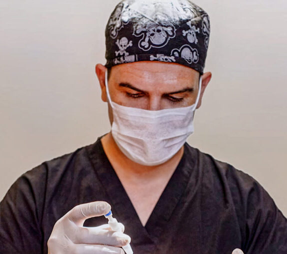 Doctor Kinyas Dusunmez during DHI Hair Transplant in Turkey